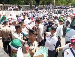 Polisi Metro Jaya Berikan Sosial Air dan Roti kepada Demo Guru di Monas dalam Aksi Humanis yang Viral