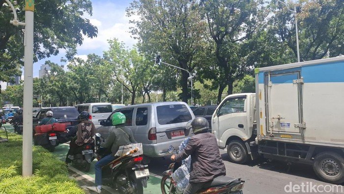 Demo Guru Tutup Jalan Medan Merdeka, Lalin Jakpus Terhenti!