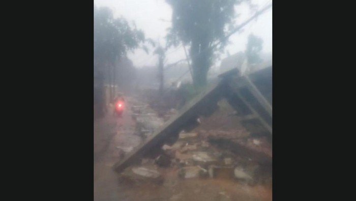 Tebeng TPU Jeruk Purut Ambruk, Hujan Deras Ancam Warga Jaksel!