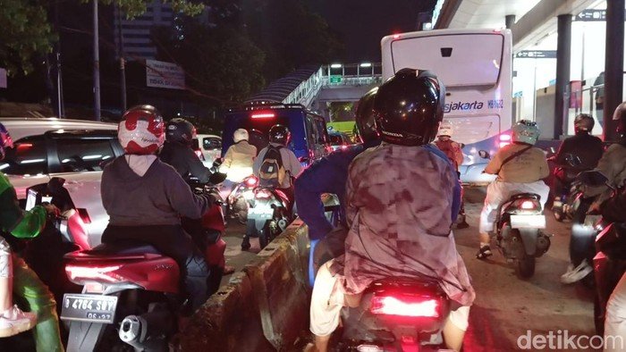 Jalan Gatot Subroto Semanggi Arah Pancoran Macet Parah Malam Ini - Update 2
