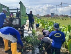 Petugas-Warga Binaan Lapas Purwokerto Salurkan Bansos dengan Sentuhan Kemanusiaan di Pamijen