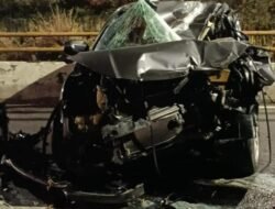 Mobil Ringsek Usai Tabrak Pembatas Jalan di Jakbar, Korban Dibawa ke RS – Update 1