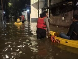 Banjir Mampang: Warga Terpaksa Naik Perahu, Polisi Bantu Evakuasi Semalaman