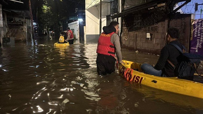 Banjir Mampang: Warga Terpaksa Naik Perahu, Polisi Bantu Evakuasi Semalaman