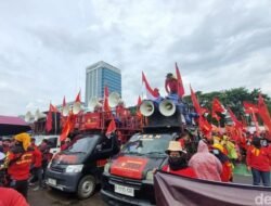 “Buruh Tolak Usulan UMP 2026 Pemerintah & Pengusaha, Minta Naik 10,5! Akan Ada Perubahan Besar di Dunia Kerja?”