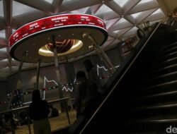 IHSG Terpuruk Setelah Tembus Rekor, Ini Analisisnya
