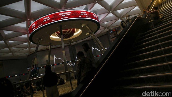 IHSG Terpuruk Setelah Tembus Rekor, Ini Analisisnya
