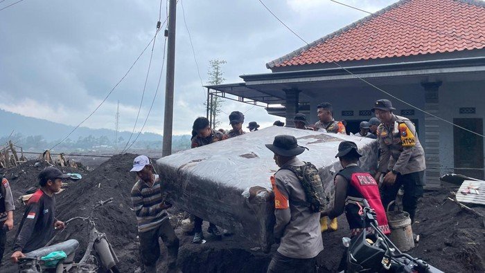 Bantu Korban Erupsi Semeru, Brimob Polda Jatim Lakukan Operasi Kemanusiaan