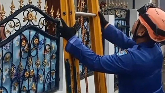 Bocah Iseng Lontarkan Sepatu ke Genting, Damkar Depok Beraksi dengan Cepat!