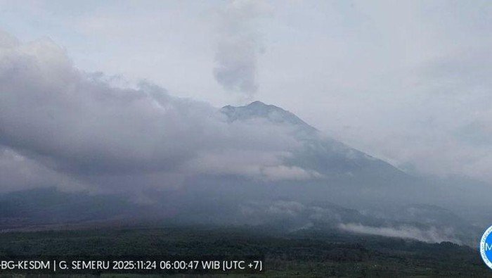 Gunung Semeru Hembuskan Asap Putih Setinggi 1 Km, Fenomena Menakjubkan di Jawa Timur
