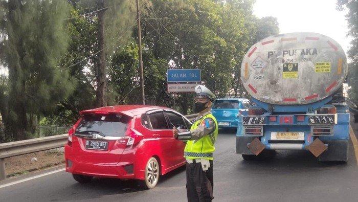 Gangguan Truk Tangki di Tol Cikampek, Macet Parah!