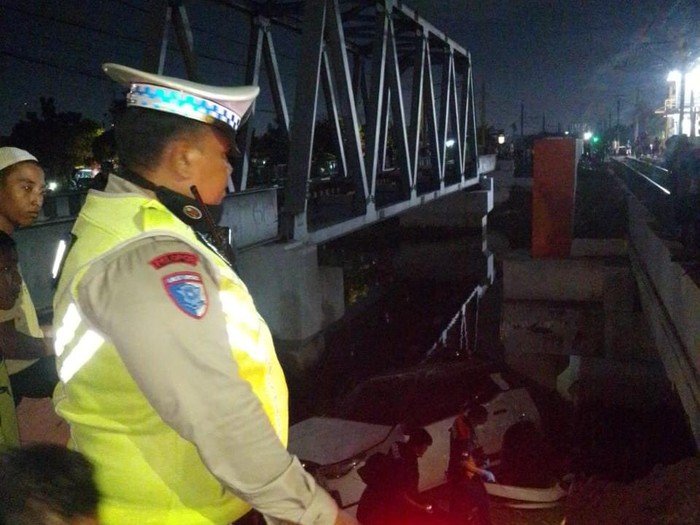 Tragedi Tak Terduga! Mobil Tertabrak Kereta Api hingga Terjun ke Kali di Jakbar