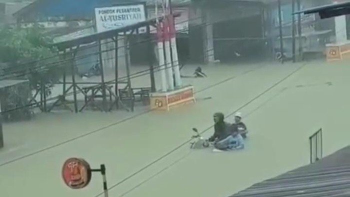 Banjir Menerjang Langkat, 10 Kecamatan Dilanda, Jalan Perbatasan Sumut-Aceh Terputus