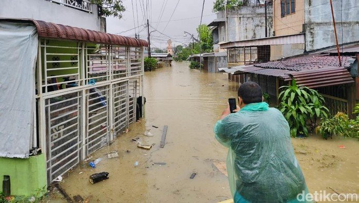 Medan Banjir Parah, Rumah Warga Terendam Air hingga Atap, Kebutuhan Bantuan Meningkat