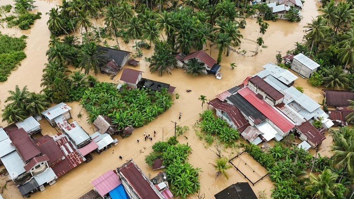 **Dramatis! Petugas Pegangan Tali Evakuasi 2 Korban Terseret Banjir Deras di Aceh**