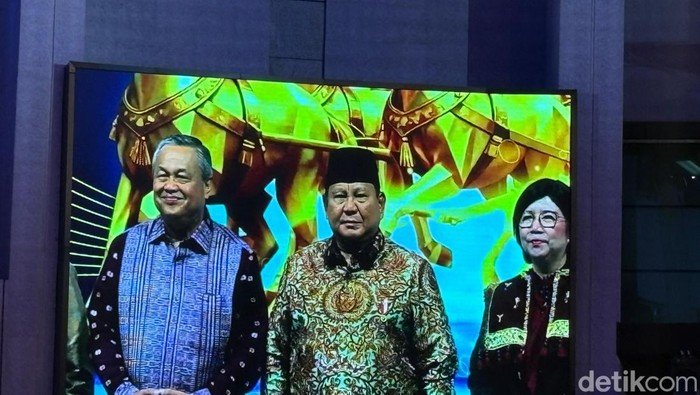 Berbatik, Prabowo Hadiri Pertemuan BI: Apa yang Diputuskan untuk Ekonomi?