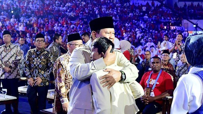 Momen Prabowo Peluk Azzam Bocah Tunanetra Usai Nyanyi 'Terima Kasih Guruku' - Update 2