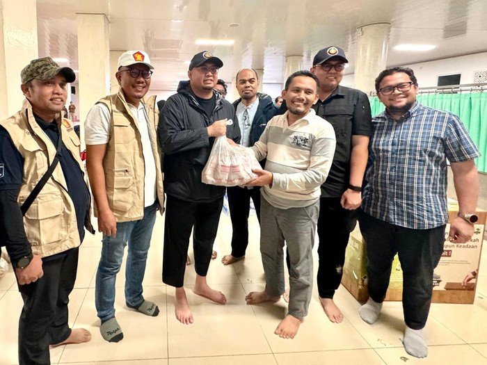 Andre Rosiade Bagi 900 Nasi Bungkus ke Mahasiswa Unand Terdampak Banjir - Update 2