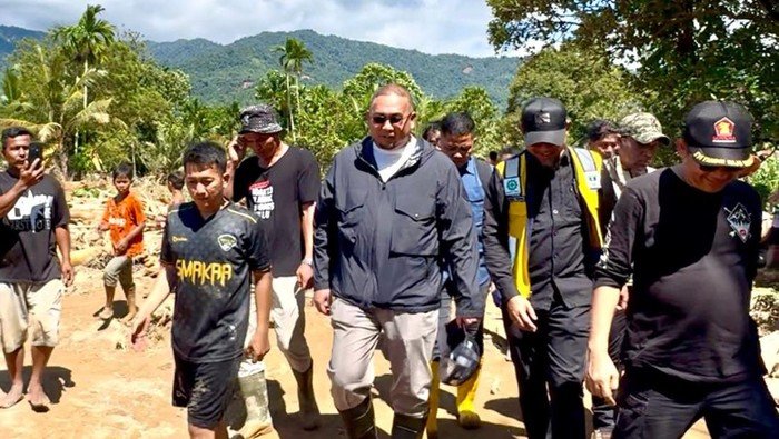 Perjuangan Pasca-Banjir: Andre Rosiade Bawa Alat Berat dan Desak Pemberantasan Illegal Logging di Padang