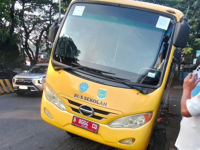10 Anak Terlantar di Ciputat, Bus Sekolah Terperosok, Angkot Jadi Penyelamat