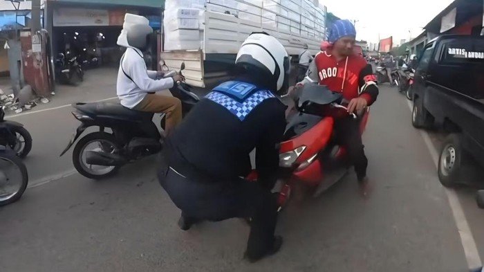 Kisah Pemotor di Cibinong Kena Batunya karena Ngeyel Lawan Arah - Update 1