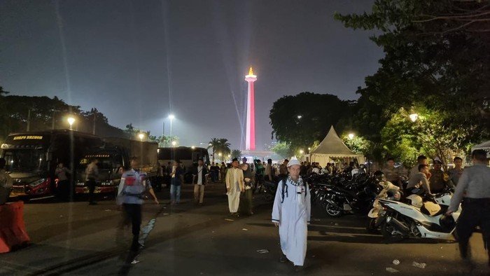 Reuni 212 Selesai Jelang Dini Hari, Massa Mulai Tinggalkan Kawasan Monas dengan Rasa Sayang