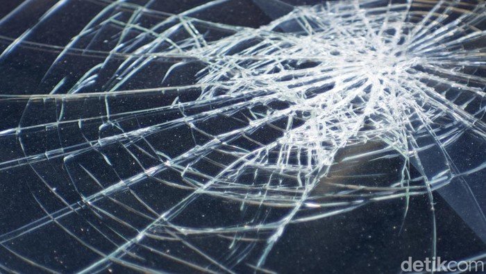 Mobil Tabrak Pembatas Jalan di Bogor, Lalin Terkena Dampak