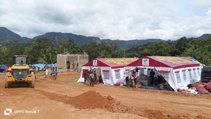 [Kemensos Dirikan Kamp Pengungsian di Tanah Merah Tapanuli Tengah: Solusi Darurat untuk Warga Terdampak Bencana]