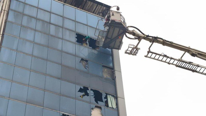Api Menerkam Lantai 6 Gedung di Jakpus, Asap Tebal dan Evakuasi Berlangsung Segera.