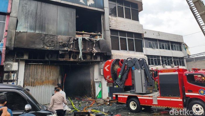 Damkar Beraksi! 19 Orang Selamat dari Kebakaran Gedung Canggih Terra Drone di Jakpus