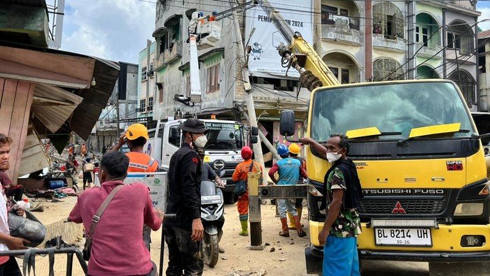 Setelah Bencana, Brimob Kucurkan Tenaga Bantu Normalisasi Listrik di Aceh Tamiang