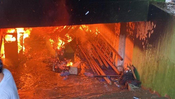 3 Santri Sesak Napas Imbas Kebakaran di Ponpes Jagakarsa Dibawa ke RS - Update 2