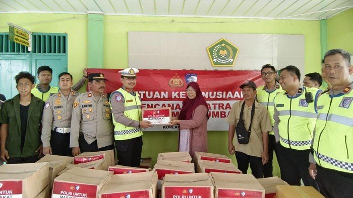 Tim Kemanusiaan Korlantas Tiba di Langkat Sumut, Salurkan Sembako Bagi Korban Banjir - Update 2