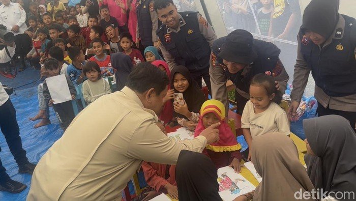 Prabowo Ajak Ngobrol Anak Menggambar saat Tinjau Posko Pengungsian Agam - Update 1