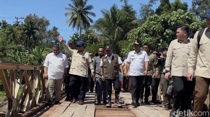 Prabowo Tinjau Jembatan Bailey Mantuang, Ditemukan Kondisi Mengejutkan di Padang Pariaman