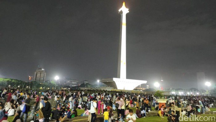 Jakarta di Bawah Cuaca Ekstrem, Ribuan Warga Meriahkan Tahun Baru di Monas-HI