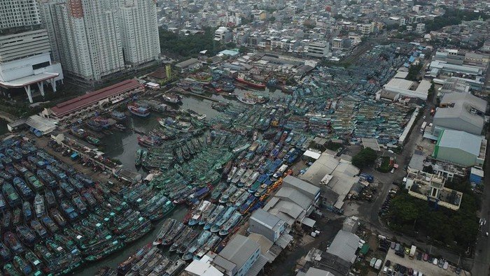 **Hambatan Bisnis di Muara Angke: Penerbitan Izin Kapal Ikan Parkir Disetop Sementara**