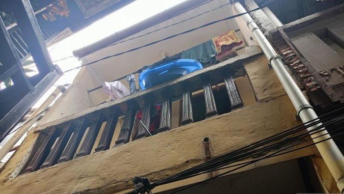 Tragedi Jaktim: 3 Anak Ditinggal Ortu, Balita Jatuh dari Lantai 2, Geger!