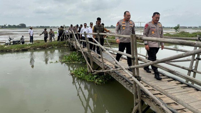 Brimob Polda Metro Kawal Pembangunan Jembatan di Pebayuran Bekasi, Warga Bersorak Kebahagiaan