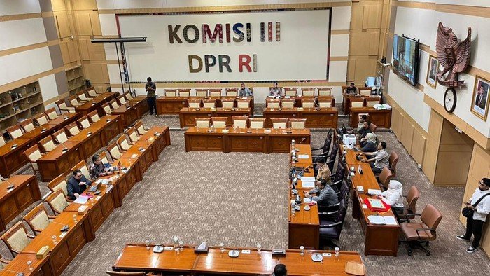 **Komisi III DPR RI menegaskan posisi Polri tetap di bawah Presiden, setujui mekanisme pengangkatan Kapolri**