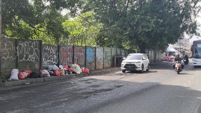 Depan Pasar Cimanggis, Warga Ngaku Kesal: Jalan Rusak Parah, Bau Sampah Menyengat!