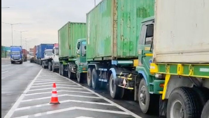Exit Tol Semper Terasa Macet Parah, Penumpukan Truk di Tanjung Priok sebagai Sebab