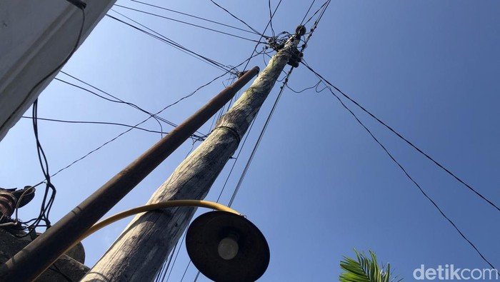 Penasaran Nggak Kenapa Tiang Listrik Sering Dipukul Lepas Tengah Malam? - Update 1