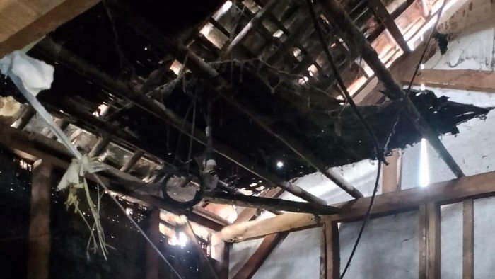 [Bogor Dilanda Angin Kencang, 3 Kampung dan 10 Rumah Warga Terkena Dampak]