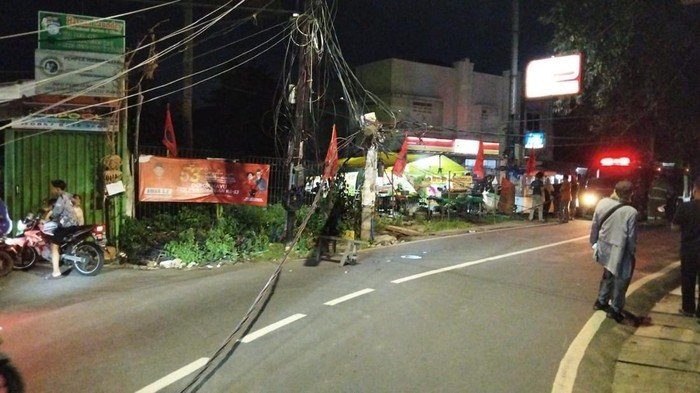 Truk Tersangkut Kabel Listrik di Pondok Ranji, Lalin Macet - Update 2