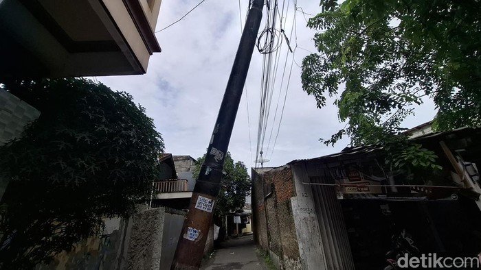 Suara Tiang Listrik, Cerita di Balik Ketakutan Malam Minggu