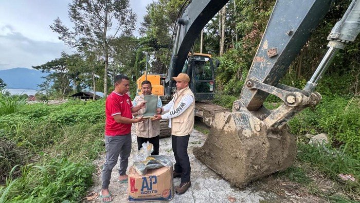 Ekskavator Andre Rosiade Siap Normalisasi Wilayah Rawan Longsor di Maninjau