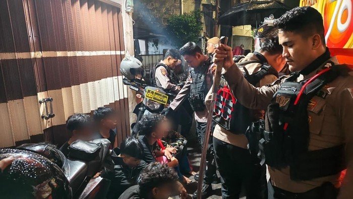 7 Remaja Aksi Tawuran di Jakbar Ditangkap Polisi, Senjata Corbek dan Celurit Disita