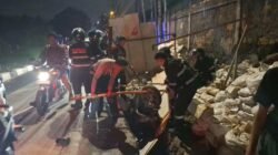 **Pria di Bogor Dikeroyok Gerombolan Pemotor, Motor Terceluk di Lubang Galian!**