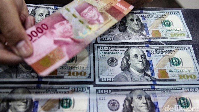 Dolar AS Betah di Rp 16.800, Ini Dampak bagi Rupiah dan Inflasi